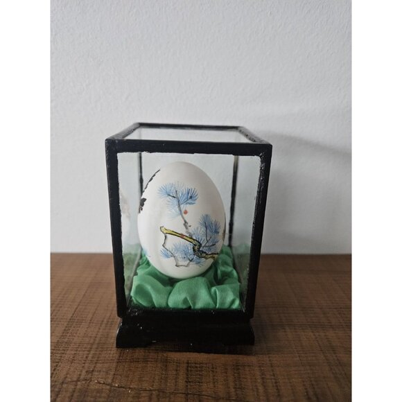 Vintage Hand-Painted Eggshell Featuring An Eagle Encased In A Glass Display - Picture 2 of 7